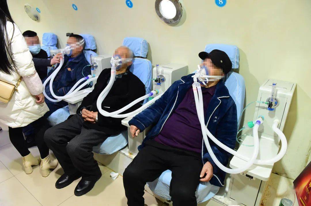 3什么是常压下饱和氧?常压饱和吸氧也称医用氧吧,即常压纯氧面罩吸入.