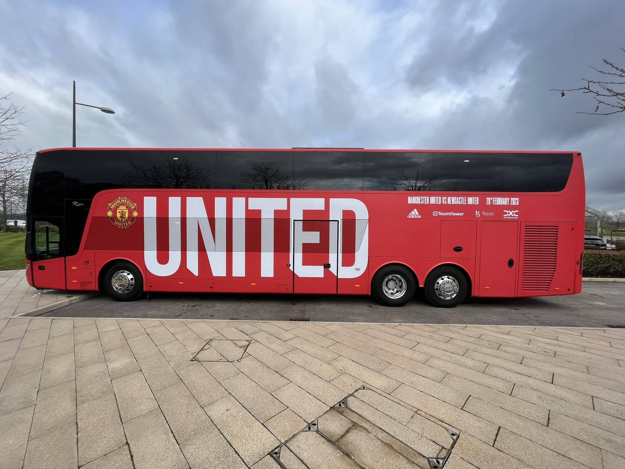 记者晒照:曼联联赛杯决赛大巴准备就绪,红色大巴印着united大字