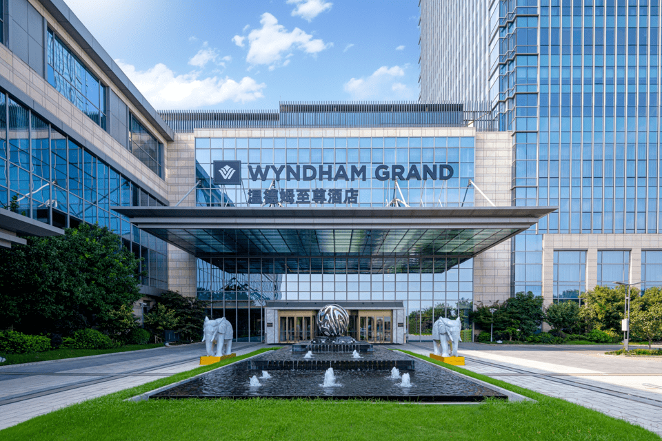 解锁别样苏州苏州知音温德姆至尊酒店傲居在汾湖畔,三面环湖景色可见