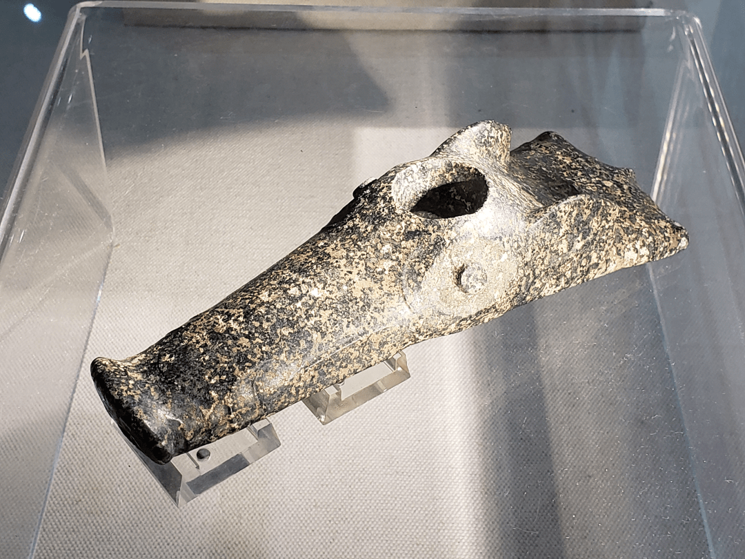 青铜时代西团山文化猪首石雕此番展出的另一件藏品猪首石雕,源自吉林