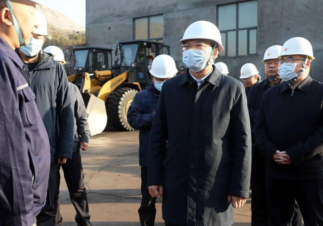 唐毅先后来到新星煤矿和友谊精煤有限责任公司,实地察看煤炭开采,排土