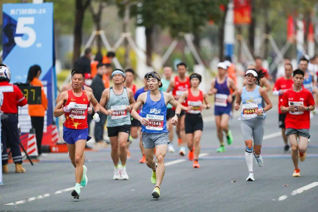 本届赛事参赛规模达12000人,包括马拉松3000人,半程马拉松6000人,迷你