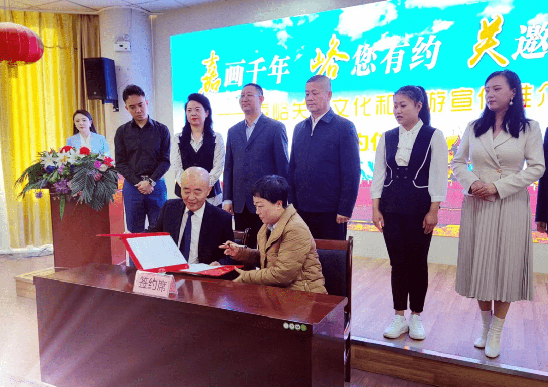 嘉峪关市副市长王晋婷,哈密市副市长马刚出席推介会.