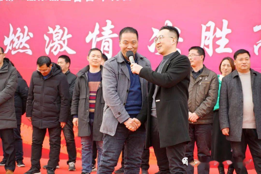 在邢梁老师鼓励在座学生上台时,学生犹如利箭毫不犹豫跑上演讲台,依次