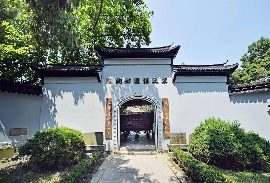 山门前宋代状元王十朋所撰的叠字联:"云朝朝朝朝朝朝朝朝散,潮长长长