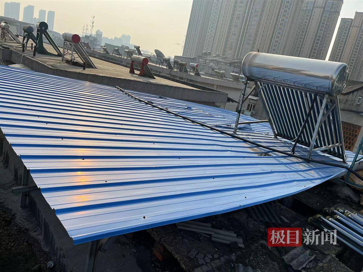 武汉东西湖区的毛爹爹,为防止漏雨,在楼顶违建铁皮棚,结果仍未止住