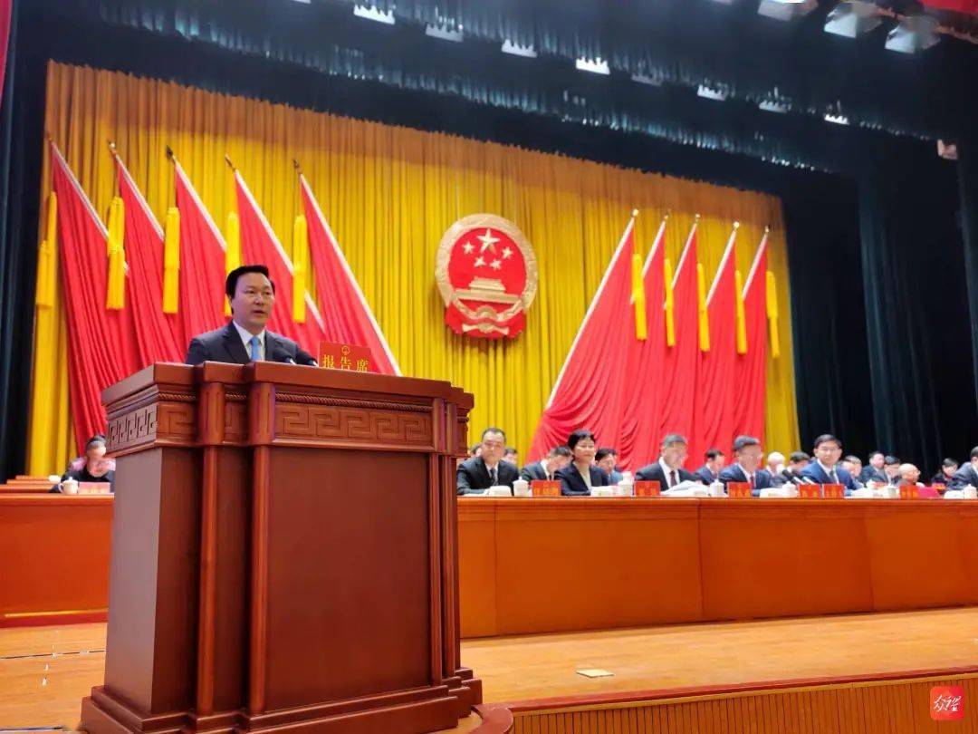 铜仁市委副书记,市人民政府代理市长穆嵘坤代表铜仁市人民政府作政府