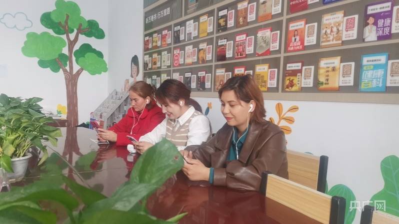 新疆温宿：农家书屋变身“有声”图书馆