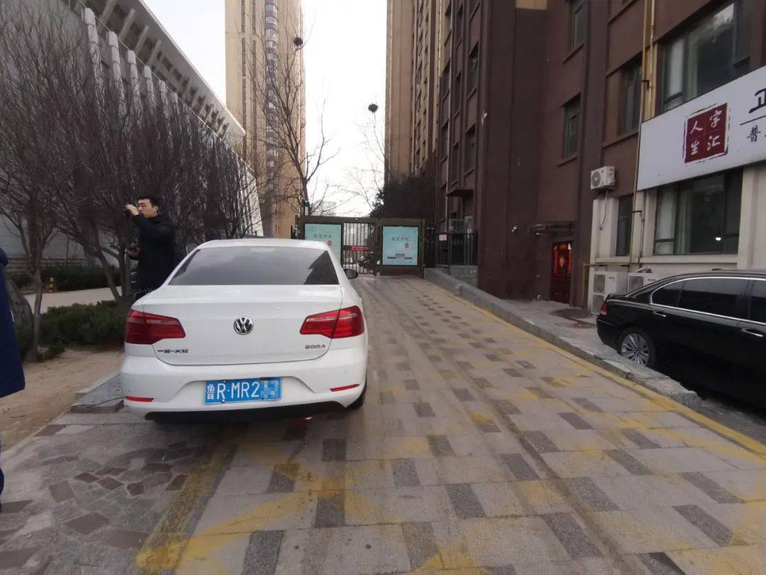 菏泽这些车主占用"生命通道"被曝光_消防车_车辆_小区