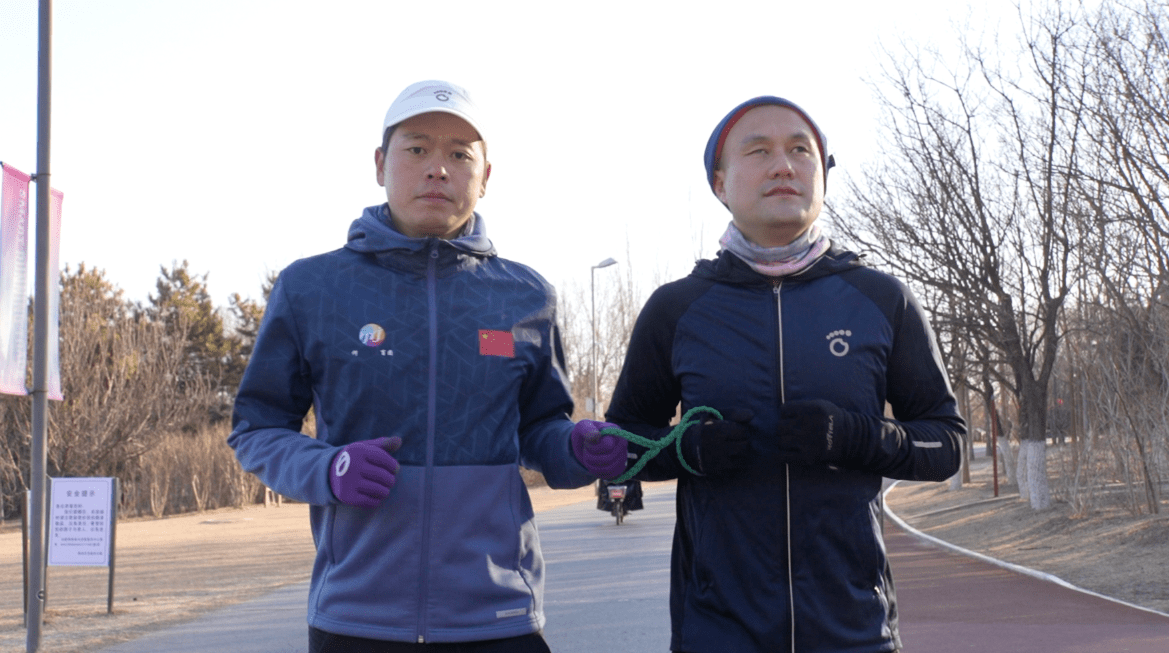 盲人跑者何亚君:在按摩店只是活着,跑步才是生活_奥森_成绩_小时