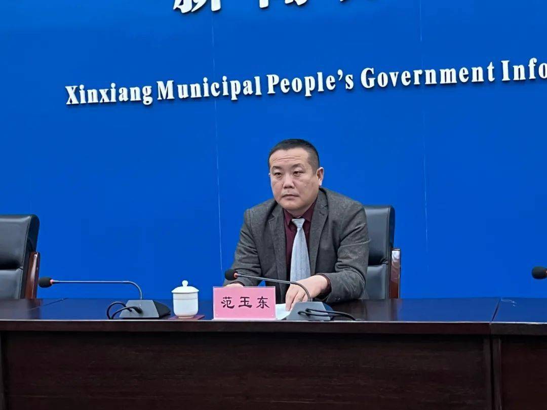 红旗区发改委党组书记,主任李辉先生;红旗区委常委,常务副区长范玉东