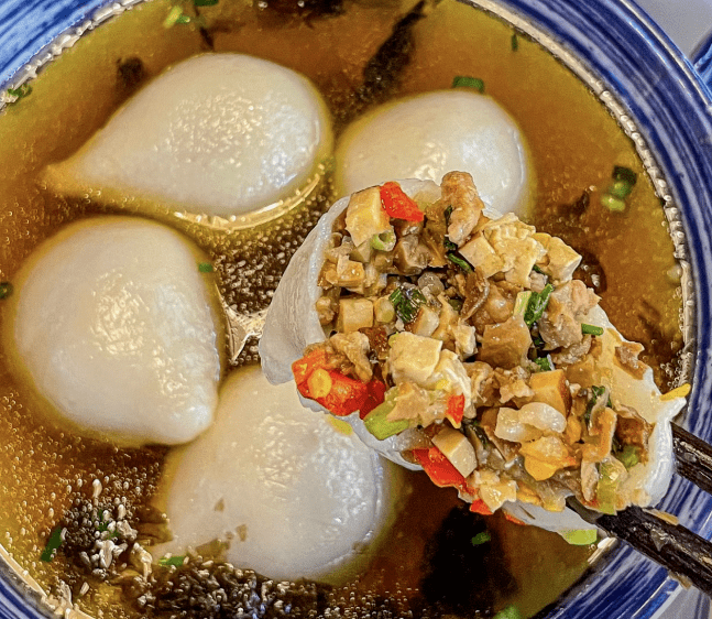 口味也有咸甜之分,咸的清明粿馅料多用毛笋,腌菜,腌肉和豆腐等做成;甜