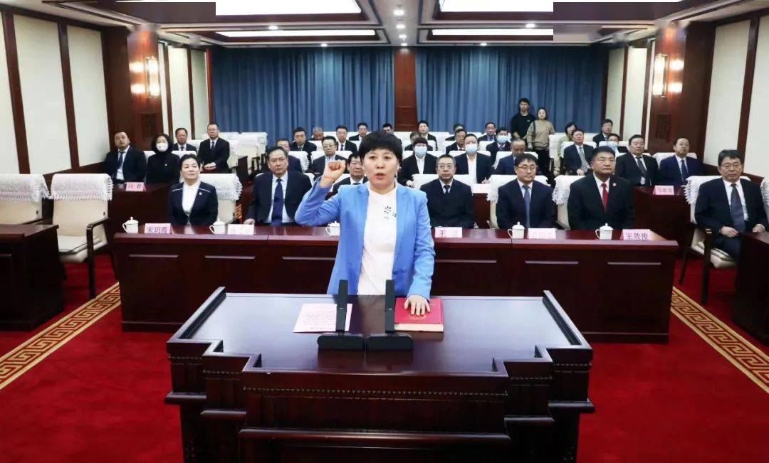 会议决定接受杨进辞去乌海市人民政府市长职务的请求;决定任命崔景英