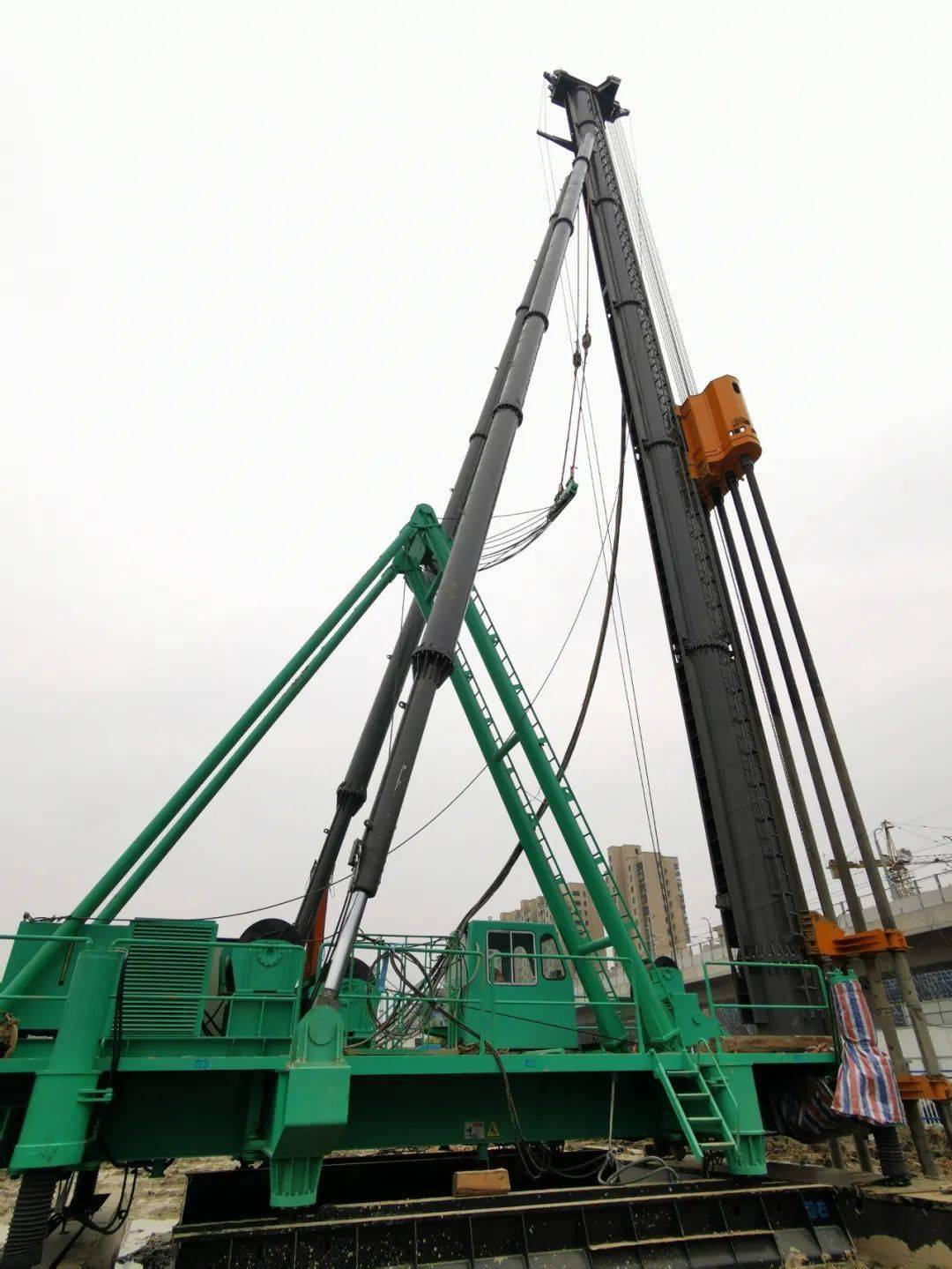 也是目前最先进的五轴水泥搅拌桩机,不仅噪音小