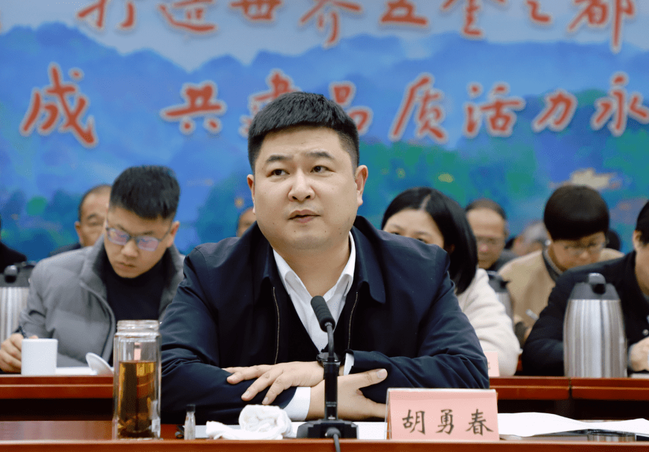 胡勇春在部署安全生产,疫情防控和经济发展工作时强调 全力以赴保安全