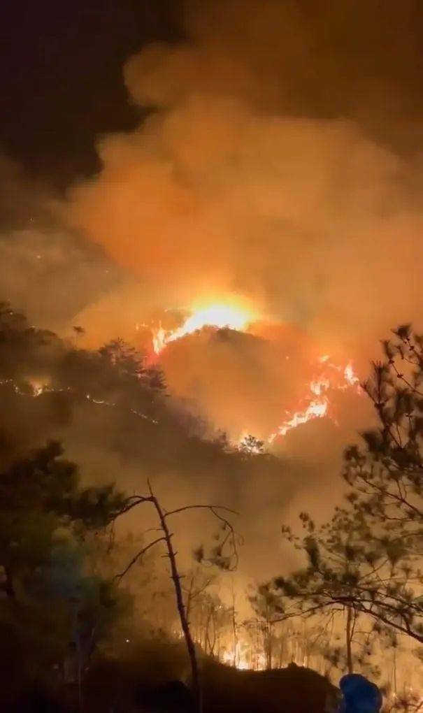 梅州突发山火蔓延多个山头,有直升机参与灭火