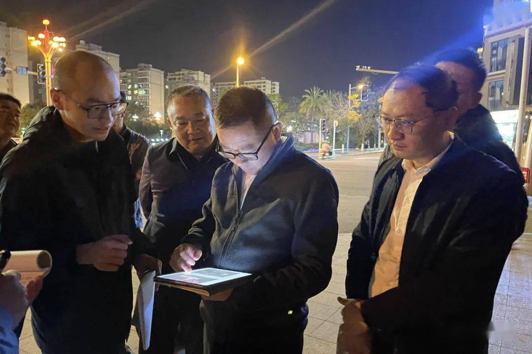 会理市长徐阳对城市亮化工程进行前期勘察