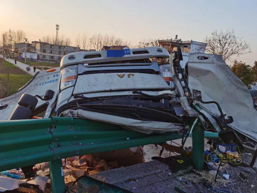 路段时满载冷冻肉制品轻型货车司机陈某驾驶2月26日17时许散落在现场