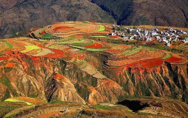 东川红土地落霞沟图片