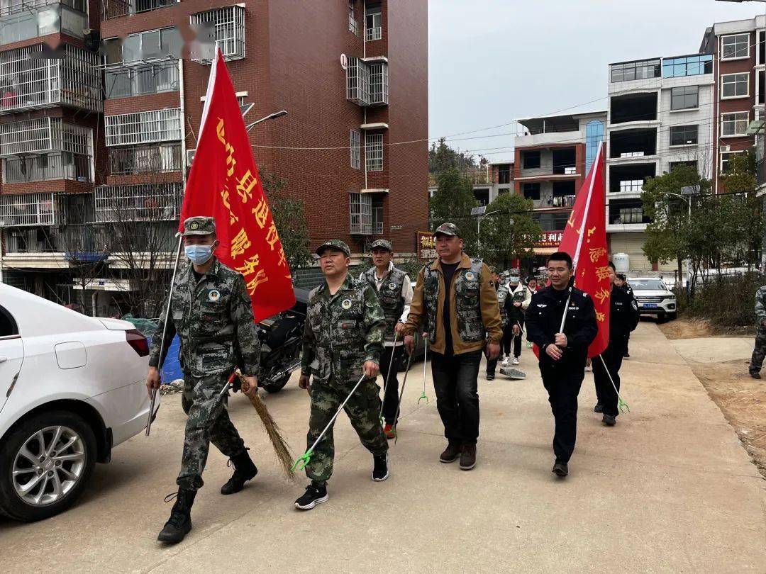 通山:"雷锋"精神代代传 满城尽是志愿红_活动_服务_镇南