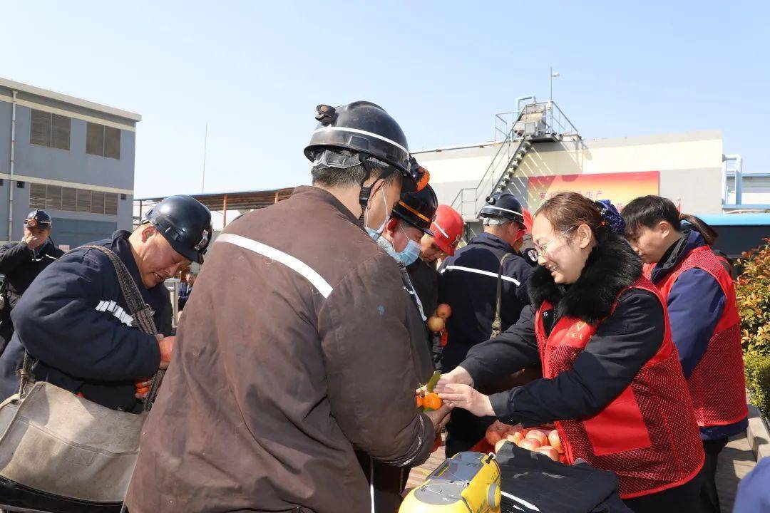 【"爱·枣矿"学雷锋】田陈煤矿团委开展"弘扬雷锋精神 关爱职工健康"