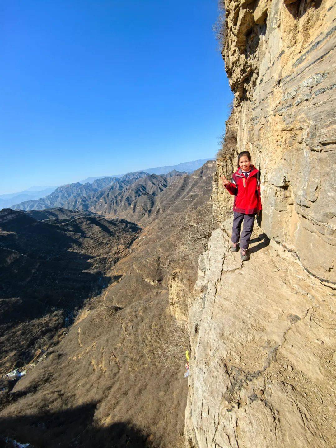 新时代文明活动实践清洁蚕姑坨 敬仰革命英雄 中国梦登山队第三百