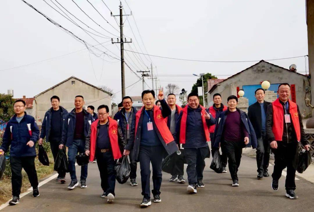 "感谢代表们都来帮忙植树,刘德青书记作为人大代表,带领我们肖山村