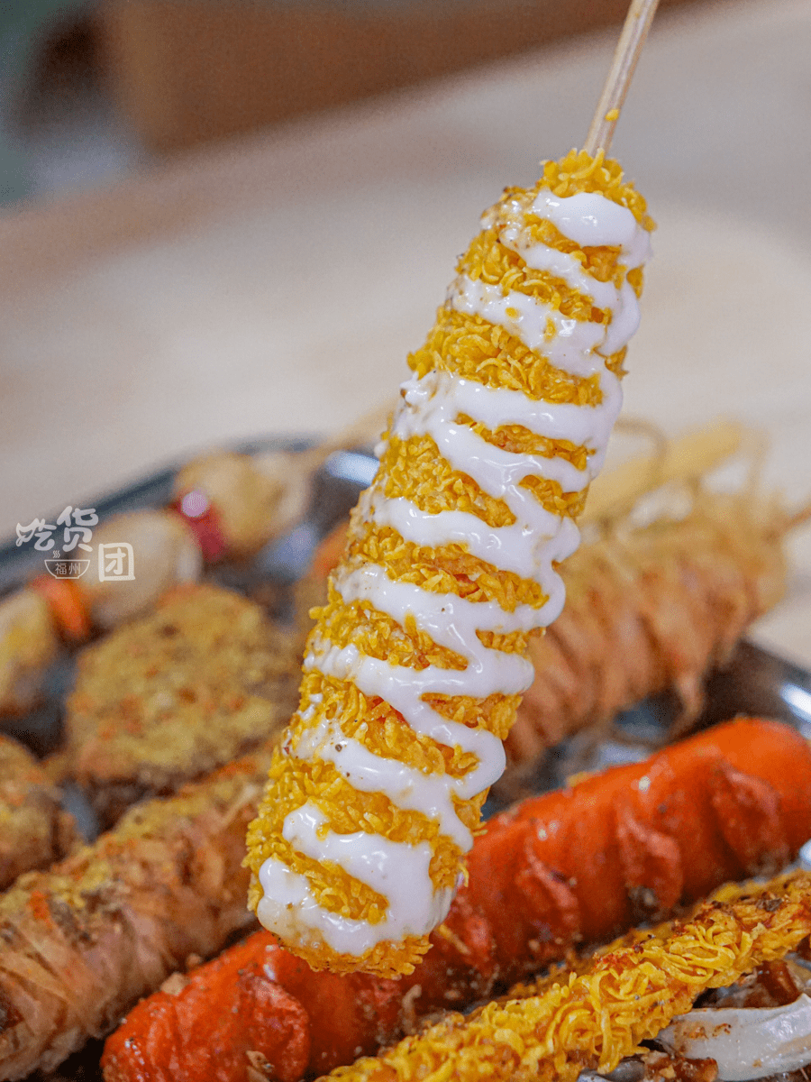 炸茄盒和旋风土豆有被惊艳到!茄盒软嫩汁水充盈,里面夹着肉馅,趁热吃