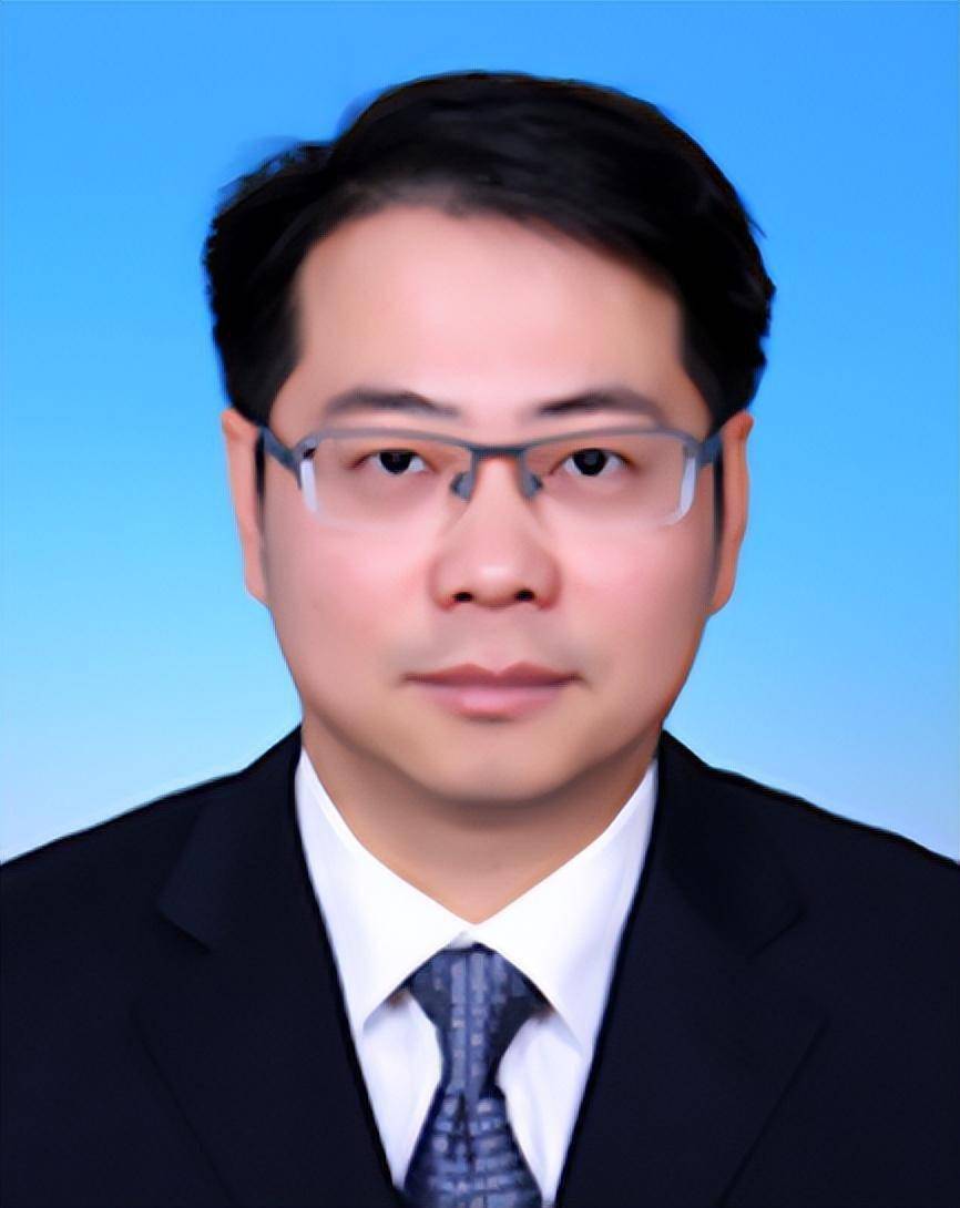 浙江富阳人吕晨飞,1978年3月生,曾任北京建筑大学党委副书记等职,此番