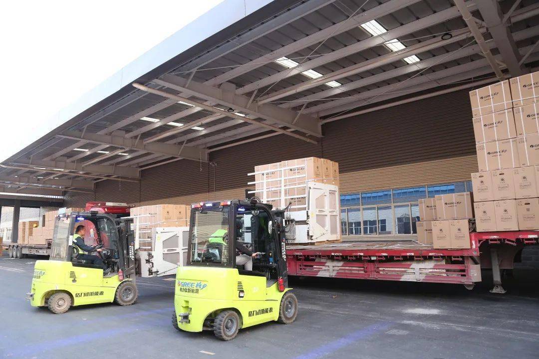 当天下午,装载3900套格力"清柔风"空调的货车队伍自赣州南康格力出发