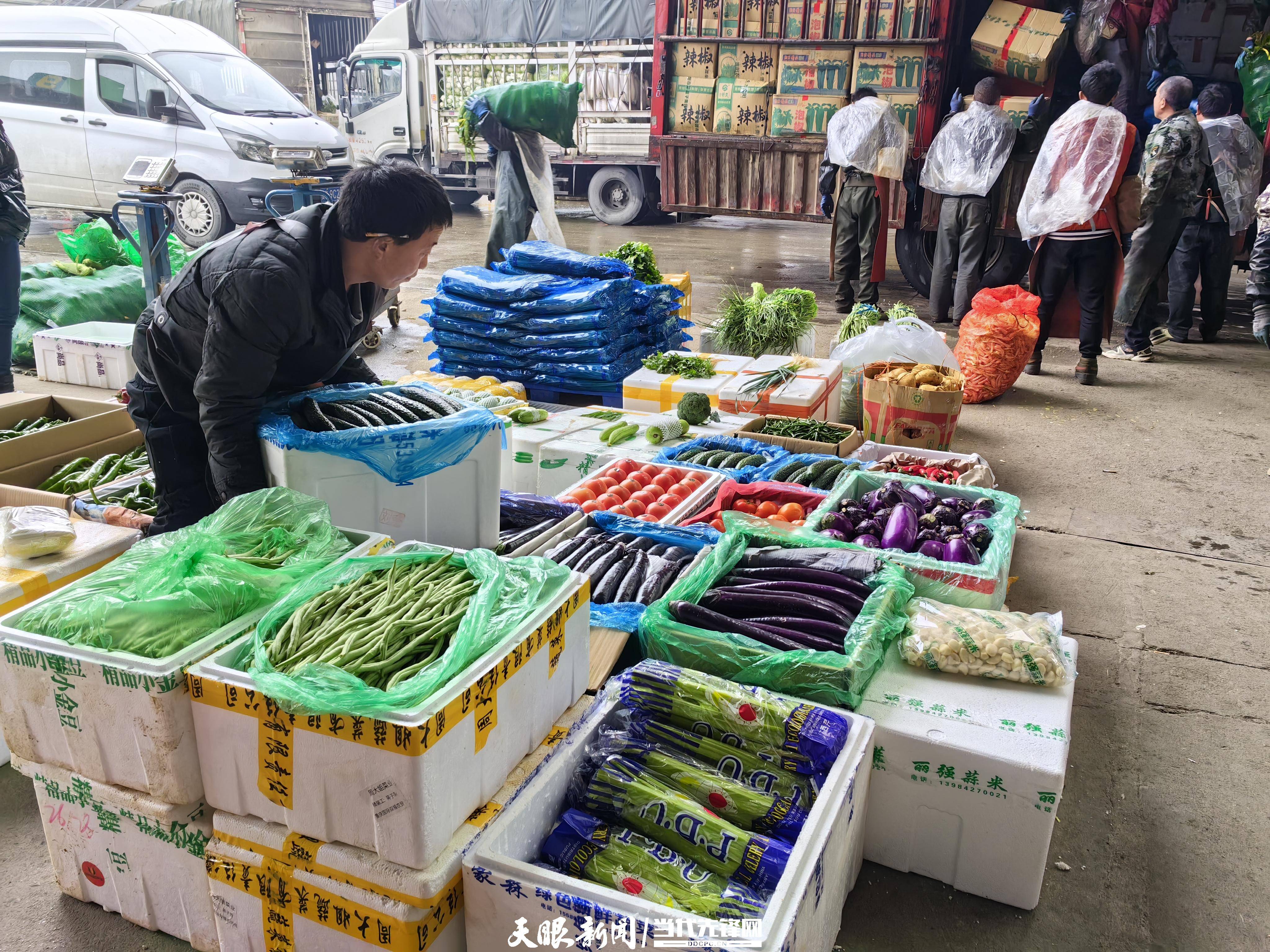 又忙着为从遵义城区陆续而来的商超采购商选配,舒伟蔬菜批发部负责人