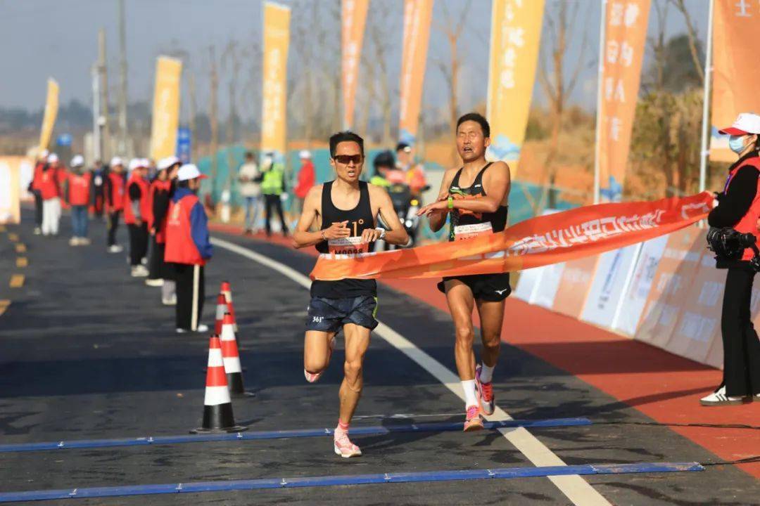 来自江西省南昌市的选手周晓晓以1小时24分6秒夺得半程马拉松女子组