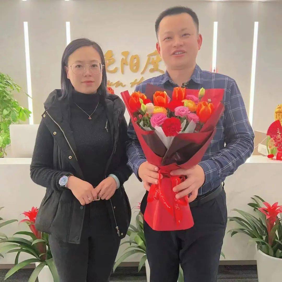 4普陀职场左二 沈亚洲 入职14周年左三 李玲玉 入职9周年右二 王彪