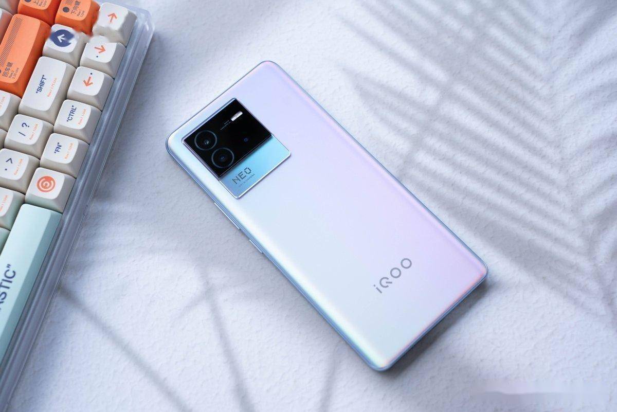 很够意思,12g 512g放在2499元,双电芯80w快充 4700mah大电池_vivo_neo