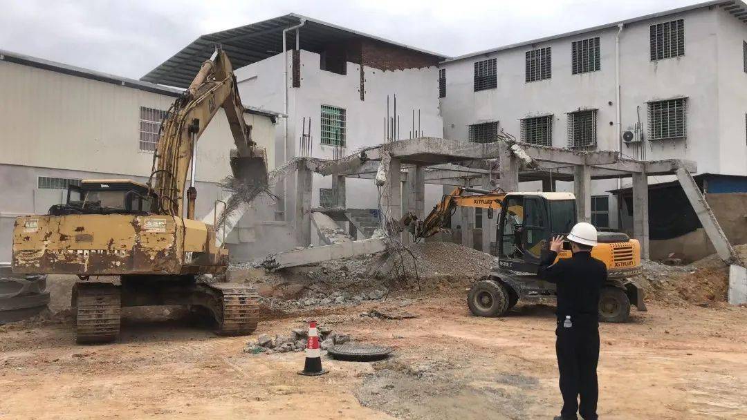 近日,南靖县城管局联合山城镇开展城区"两违"集中整治行动,组织执法