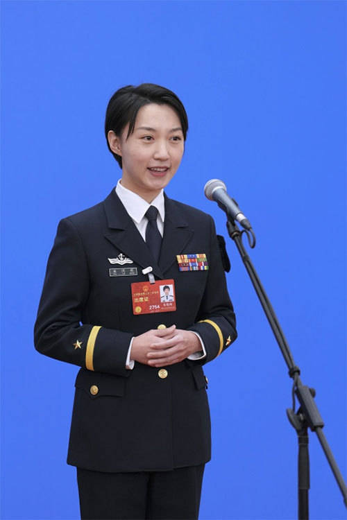 军队人大代表朱悦萌亮相"代表通道—阔步星辰大海 逐梦万里海天