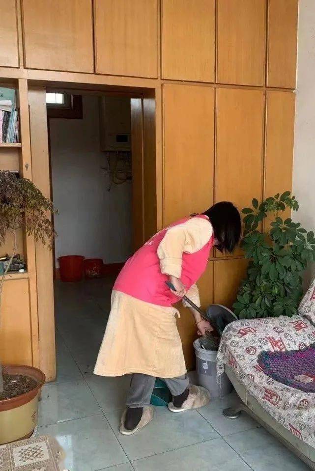 孤寡妇女图片