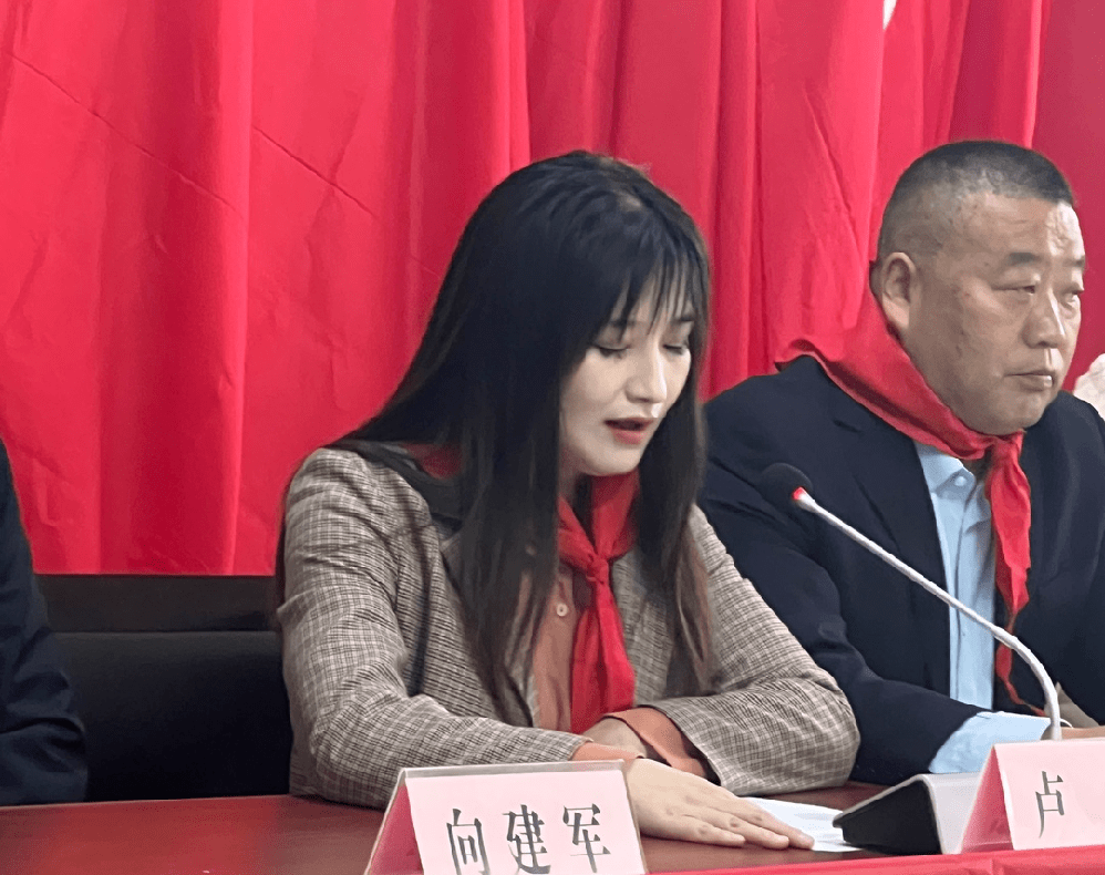 团市委书记,市少工委主任卢意, 绿湾社区党支部书记金志权,仙桃二中党