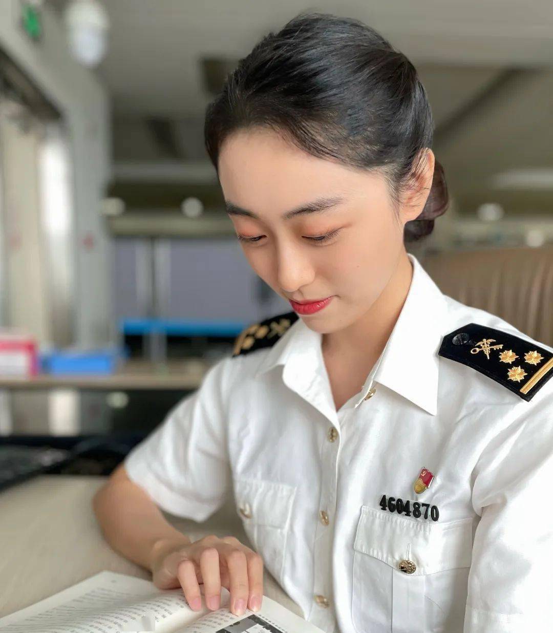 做一个闪闪发光的女孩_生活_海关_服务