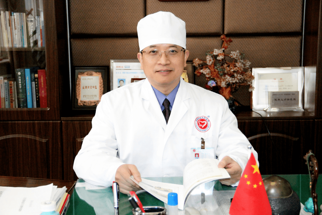 杨向东,四川省十大名中医,成都肛肠专科医院院长,主任医师,硕,博士生