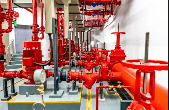 消防水泵房管道布置合理美观支吊架设置合理,牢靠设备接地良好,排水