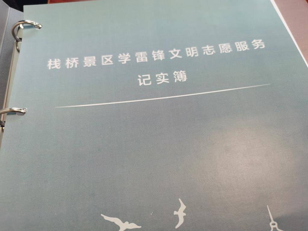 青岛好人丨最美“托举”！女旅客失慎落水，栈桥保洁员跳海救人（附现场视频）