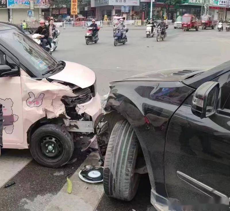 估计大家都在感叹身材矮小的五菱宏光mini竟然如此耐撞,难怪它是国民