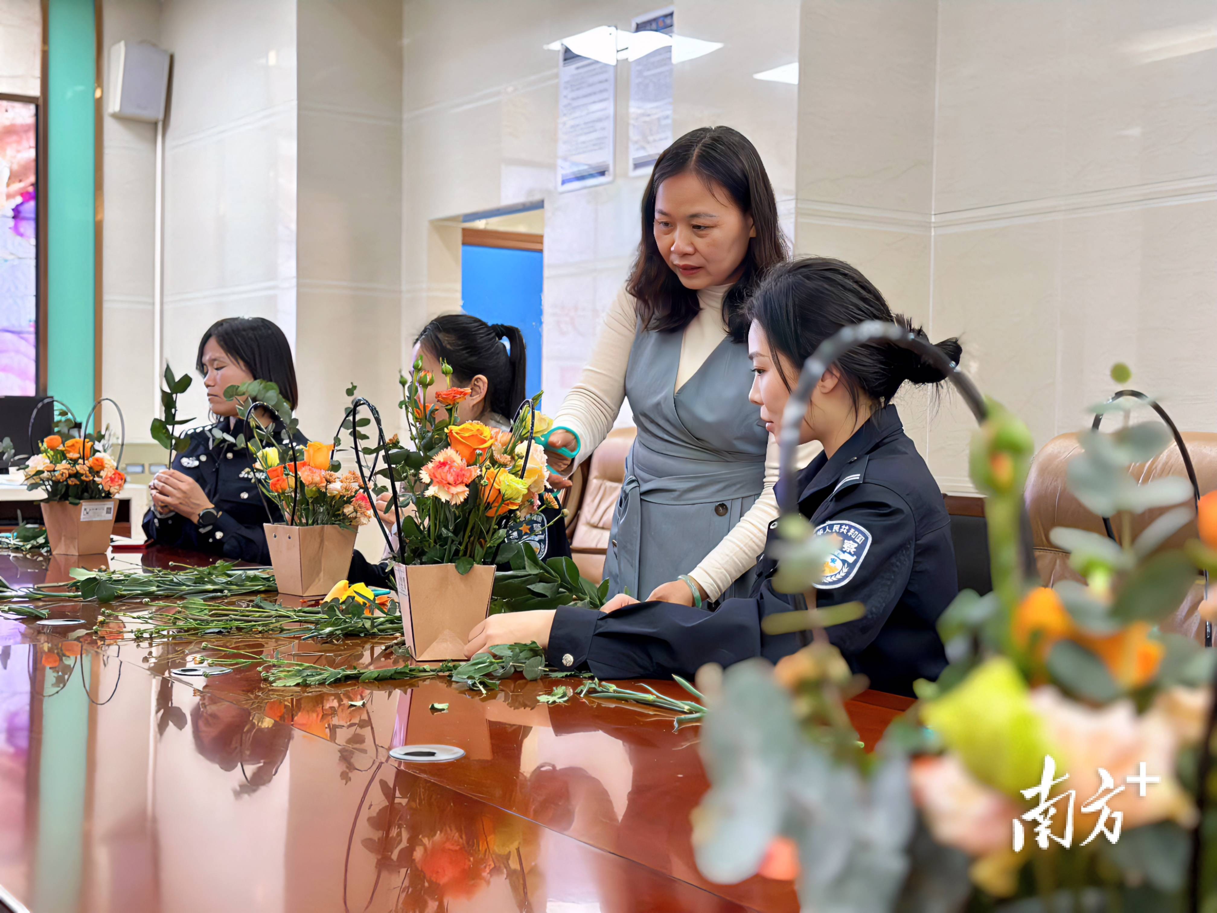 “巾帼心向党 国门绽芳华”，茂名边检站举办国际妇女节主题插花活动_杨金凤_知识_女民警