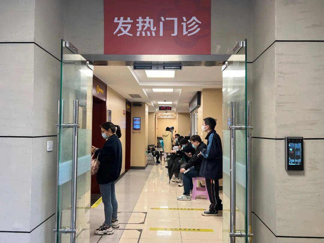 在杭州市中医院发热门诊内,正在接诊的主治医师张烈明介绍,甲流的患者