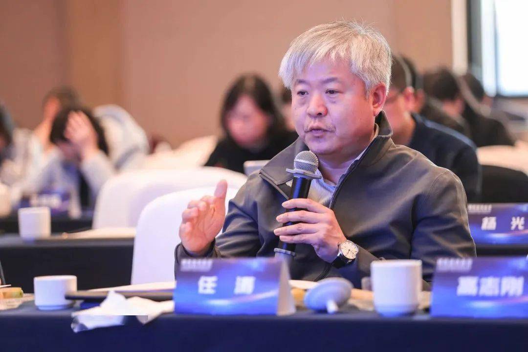 浙江大学副校长,医学院党委书记周天华,浙江大学科研院院长杨波,浙江