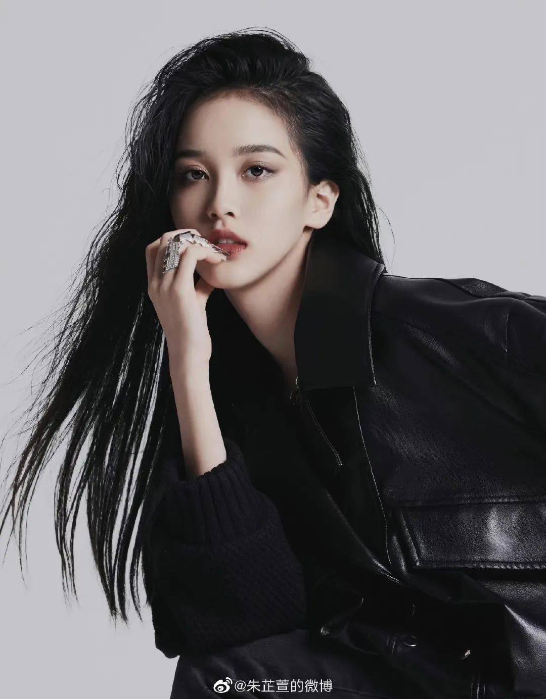 很有辨识度的长相,朱芷萱在上戏和中戏的表演专业艺考都进入了终试.