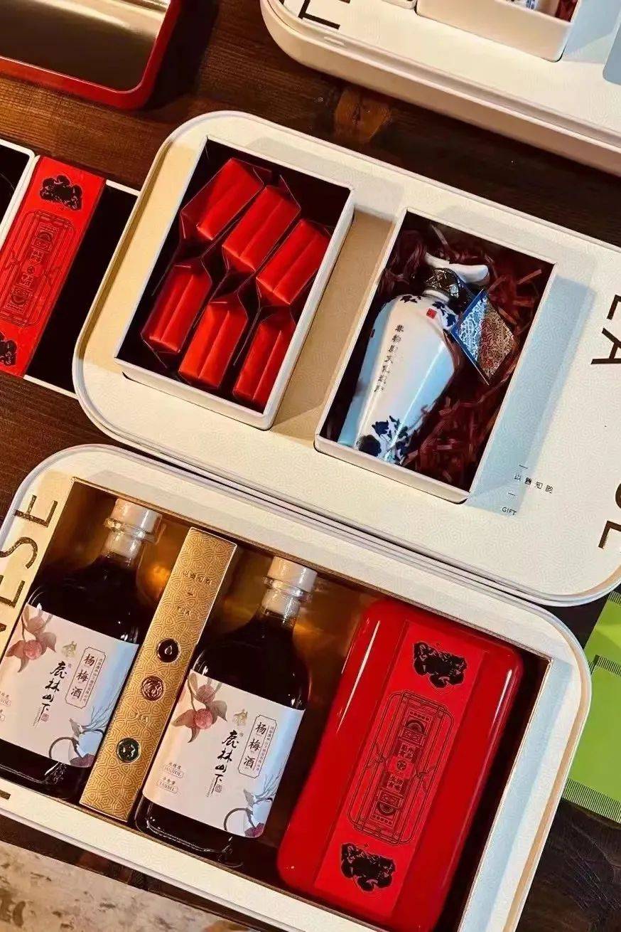 文创杂货店是一站购齐"彭州十三品"的文创店,图书馆为24小时开放的