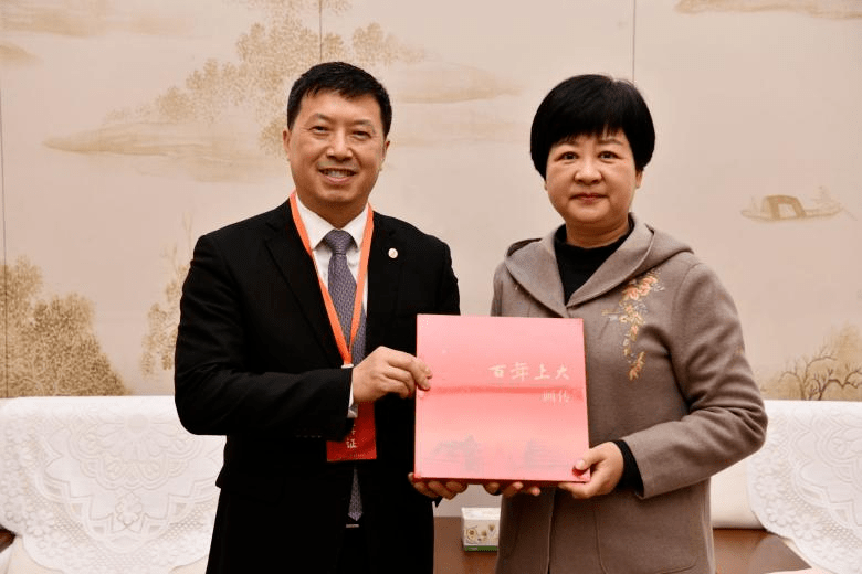 与三明市委副书记,市长李春就推进沪明人才合作进行座谈交流