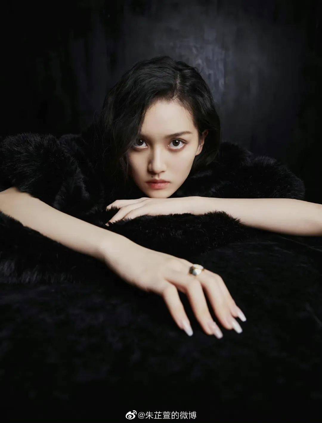 镜头下的表现力很自然,696969很有辨识度的长相,朱芷萱在上戏和